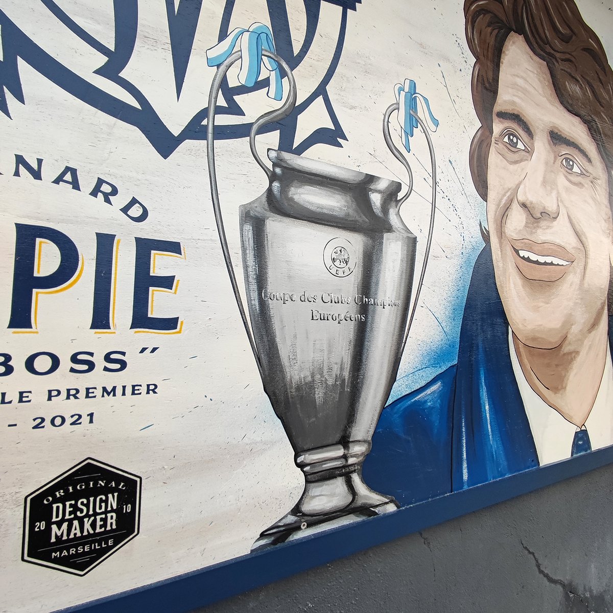 designmaker_off's tweet photo. Hommage au « Boss » Bernard TAPIE⭐️
Merci à l’@OM_Officiel & @KeddadoucheOmar
A jamais les premiers.
#om #olympiquedemarseille #ajamaislespremiers #tapie #bernardtapie #boss #bleu #marseille #designmaker #graphisme #design #artist #art #boli #ballon #foot #football #forzaom https://t.co/SK9aJS1lmS