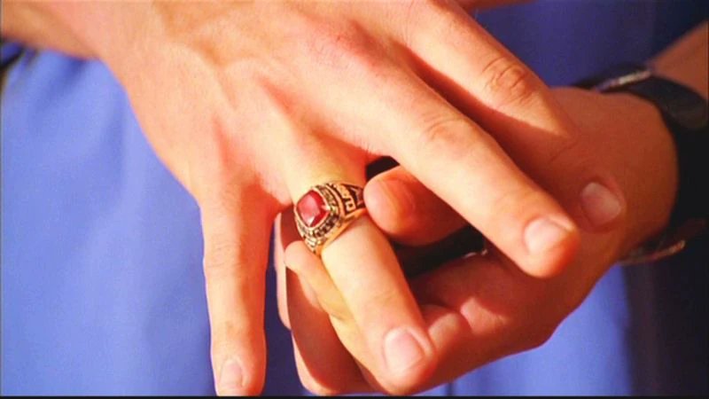 Alexromvaal's tweet photo. QUE TOM WELLING CONSERVA UN ANILLO DE KRIPTONITA ROJA DESPUÉS DE 20 AÑOS JSJSJSJSJS https://t.co/JqeHDUgzzM