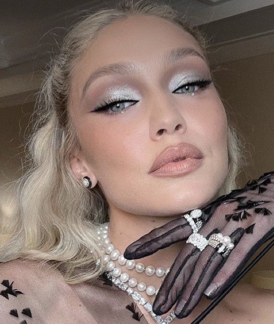 My own take on Gigi Hadid’s Met Gala 2023 look on Arinna! 

Arinna has deeper skintone than Gigi  so I tweaked here and there to her skintone especially the lips part! Tak boleh nude sangat, pucat nanti 😉

RT if u love this look!