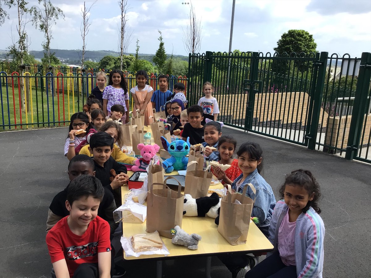 BramblesHolly tweet media