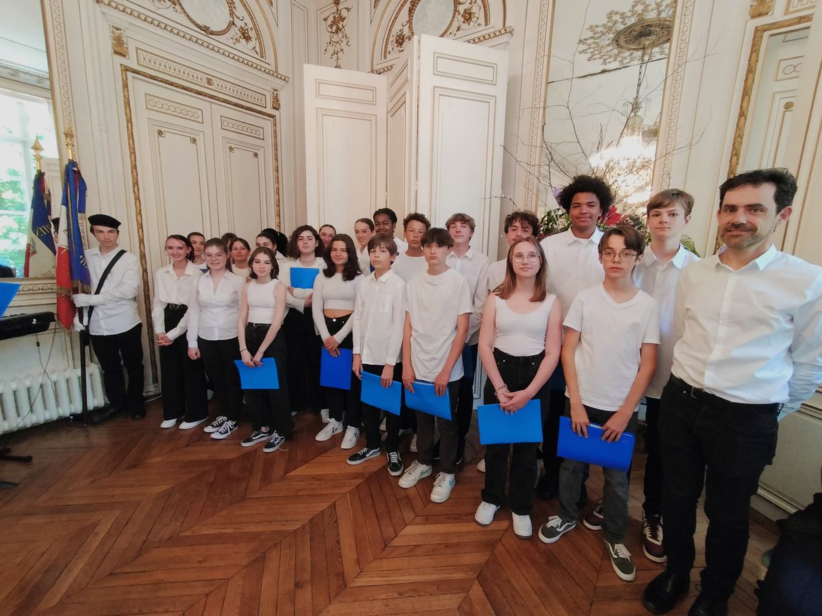 dsden_80's tweet photo. Cérémonie de remise des prix du Concours national de la Résistance et de la Déportation : le @prefet80 a reçu les élèves lauréats des collèges et lycées du département @Somme @HautsdeFrance en présence du recteur @RaphaëlMuller et de Gilles Neuviale #Dasen80.
@PortailCNRD https://t.co/4oAGtDRLfT