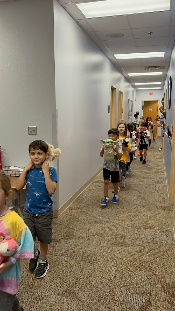 After reading the story Pet Show Mrs. Terry's kindergarten class had a pet parade! They paraded through the front office and hallways with marching band music playing. #stonelakesocps #ocpsreads