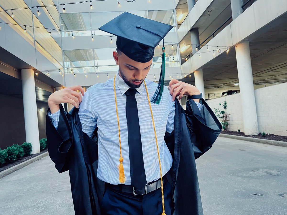 bdel0039's tweet photo. My people proud, I’m as real as it gets 🎓 https://t.co/sZzAVEt9jp
