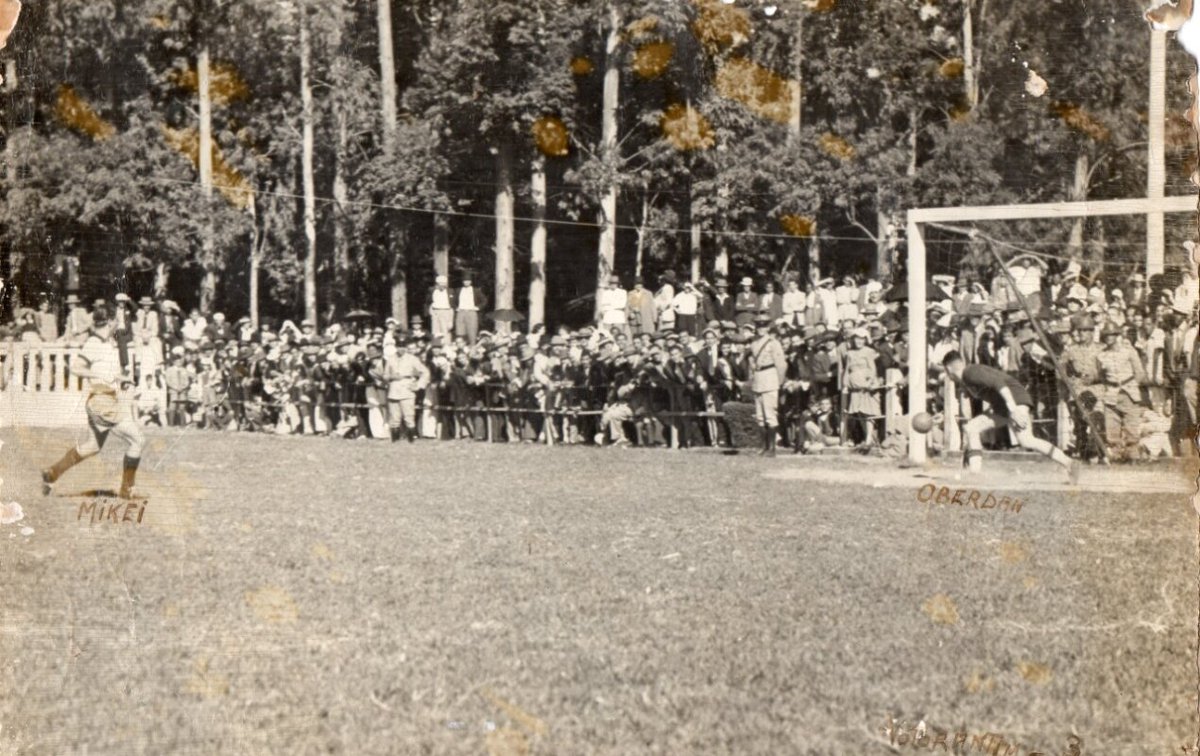 ConsuladoRs's tweet photo. Houve um quarto confronto, em 1947, agora já entre SE Palmeiras e CA Votorantim, que também precisou mudar de nome em 1942 devido a guerra. 

CA Votorantim 3 - 3 SE Palmeiras

Mickey, que virou ídolo no São Bento, marca gol de pênalti no lendário Oberdan Catani no amistoso https://t.co/kHKsCqCvJW