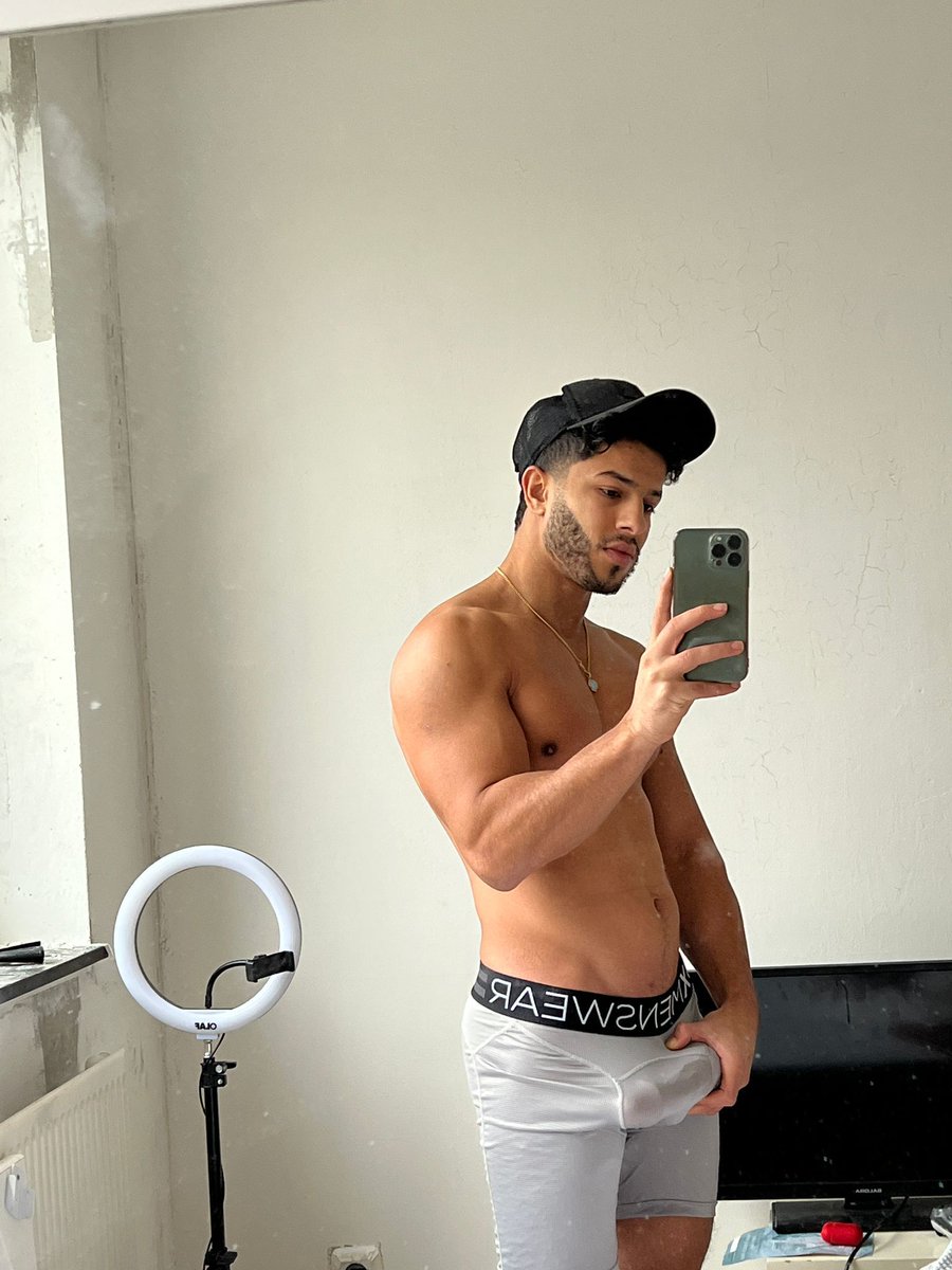 DomenicCha23964's tweet photo. Cardio done at the gym, lets do cardio in my bed now 😉 #fitness https://t.co/QLZz1WUVAP https://t.co/YbJhqgJ5yT