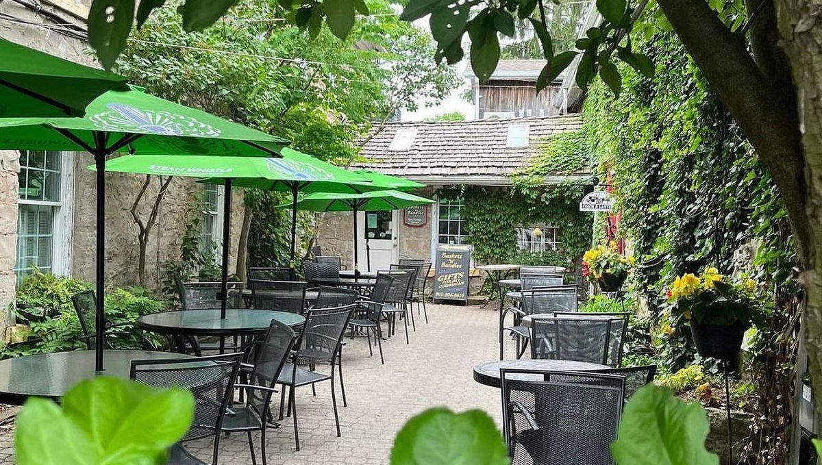 TourismHamilton's tweet photo. Today's Friday 5: Weekend Worthy Patios ☀️
Patios are calling across #HamOnt
@martello_restaurant⁠(IG)
@coachandlantern
@barangasontheb⁠
@collectivebrew⁠
@limaniatfifty⁠
📸 @jeffblay + @coachandlantern + @barangasontheb
For more: https://t.co/kDY0sxhXnC https://t.co/N9Ar7TeKrV
