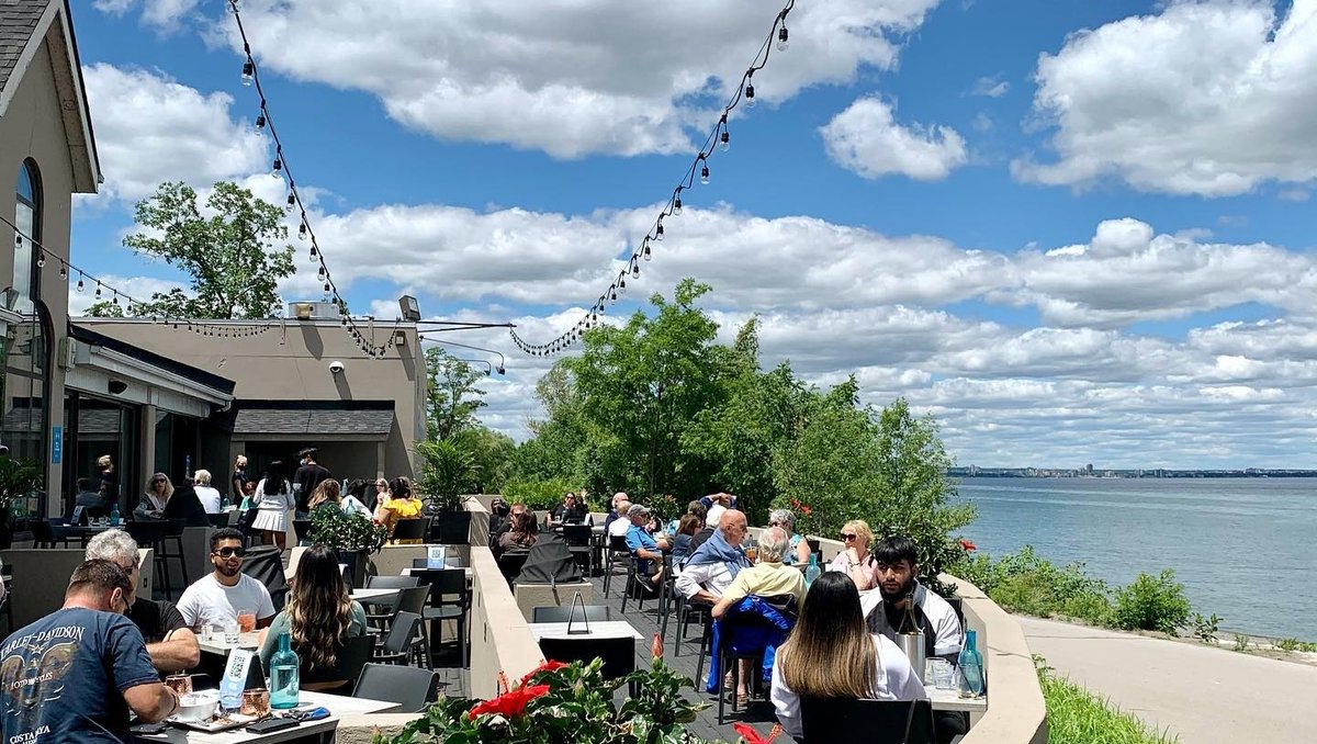 Today's Friday 5: Weekend Worthy Patios ☀️
Patios are calling across #HamOnt
@martello_restaurant⁠(IG)
@coachandlantern
@barangasontheb⁠
@collectivebrew⁠
@limaniatfifty⁠
📸 @jeffblay + @coachandlantern + @barangasontheb
For more: bit.ly/3HT5Cru