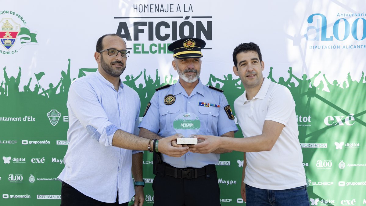 policiaelche's tweet photo. La Federación de Peñas del Elche CF. #distingue nuestro trabajo realizado a lo largo de la temporada durante el #homenaje a la afición

👉🏼 El acto tuvo lugar en el marco de la celebración del #centenario del Club contó con un gran número de asistentes https://t.co/rTA6c5D4Wh