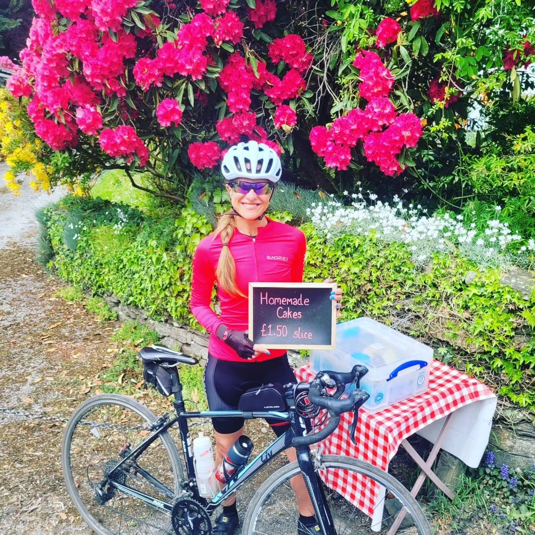 Sundried's tweet photo. Happy Bank Holiday Weekend! We hope your weekend is filled with long rides and lots of cake!
yoga_sally wears the 'Sundried Apex Women's Long Sleeve Jersey'.
#tgif #friyay #happyfriday #cycling #cyclist #cycle #cyclekit https://t.co/kdkXvqPMAI