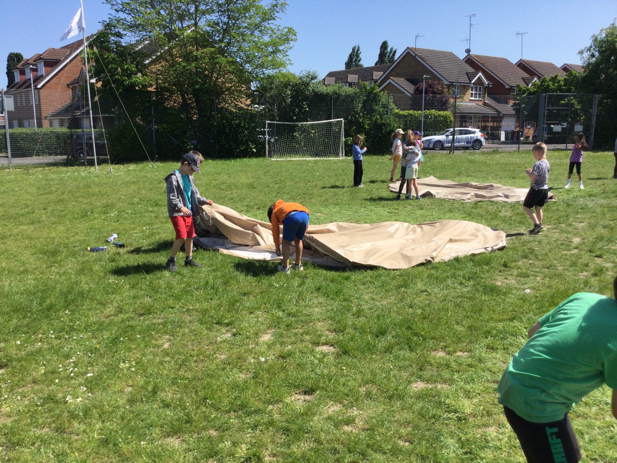 ThamesideSch's tweet photo. Lots of teamwork to get the tents down! #GBFtps #GSStps #Year4Camp @OutdoorsPeople #belonging #teamworkmakesthedreamwork https://t.co/4eRSXer0pQ