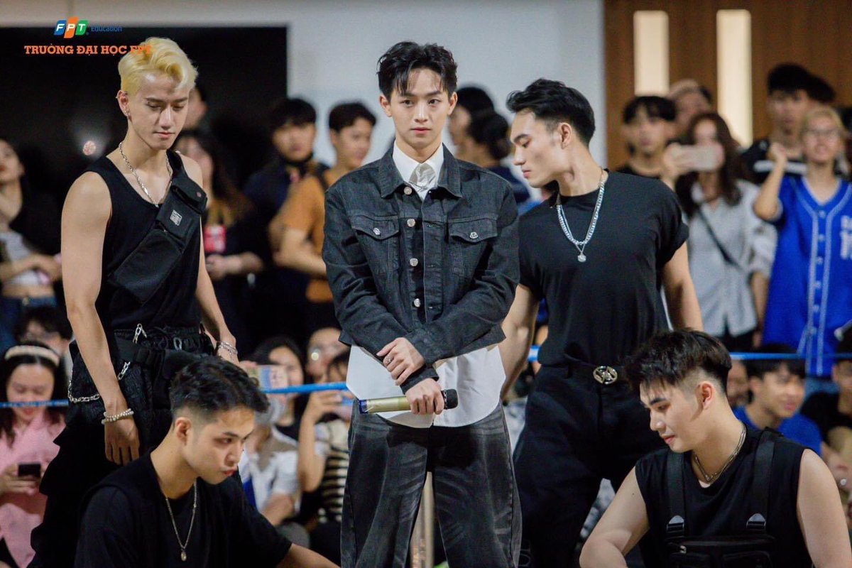 xoppiday's tweet photo. Những bức ảnh siêu rõ nét của CONGB tại Hola Daebak Festival 
Cre: Thông tin Tuyển sinh Trường Đại học FPT 
#CONGB #콩비 https://t.co/VhGJOWd60U