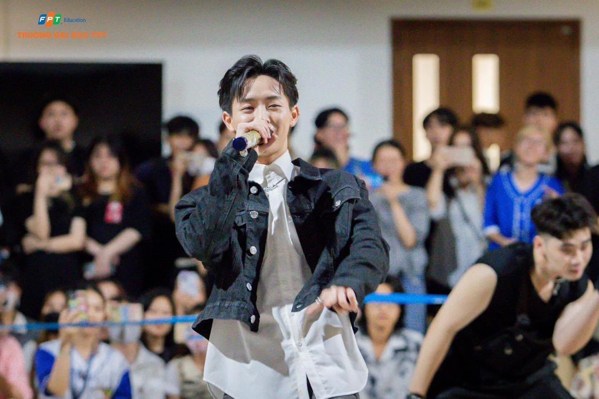 xoppiday's tweet photo. Những bức ảnh siêu rõ nét của CONGB tại Hola Daebak Festival 
Cre: Thông tin Tuyển sinh Trường Đại học FPT 
#CONGB #콩비 https://t.co/VhGJOWd60U