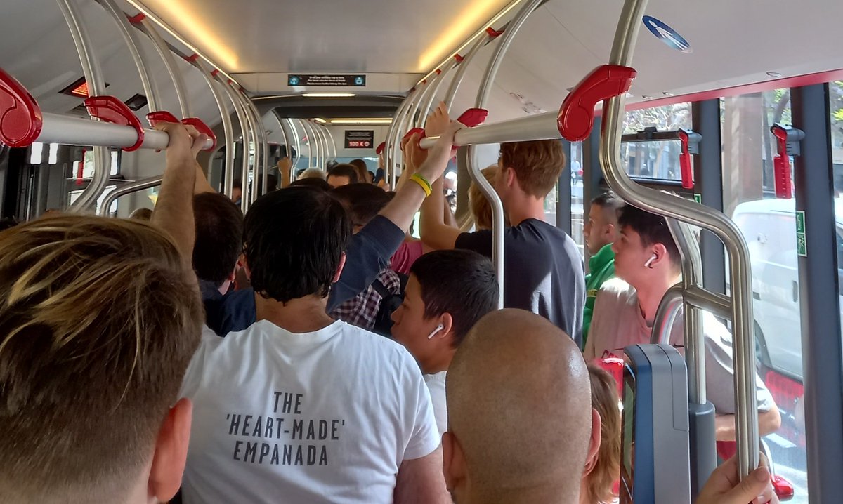 Myberar's tweet photo. @TMBinfo así vamos los que cogemos el V3 a las 16:40 porque llevan toda la semana suprimiendo el bus anterior... Ya ni pagamos, no se puede ni pasar... https://t.co/d4XRaQQKRB