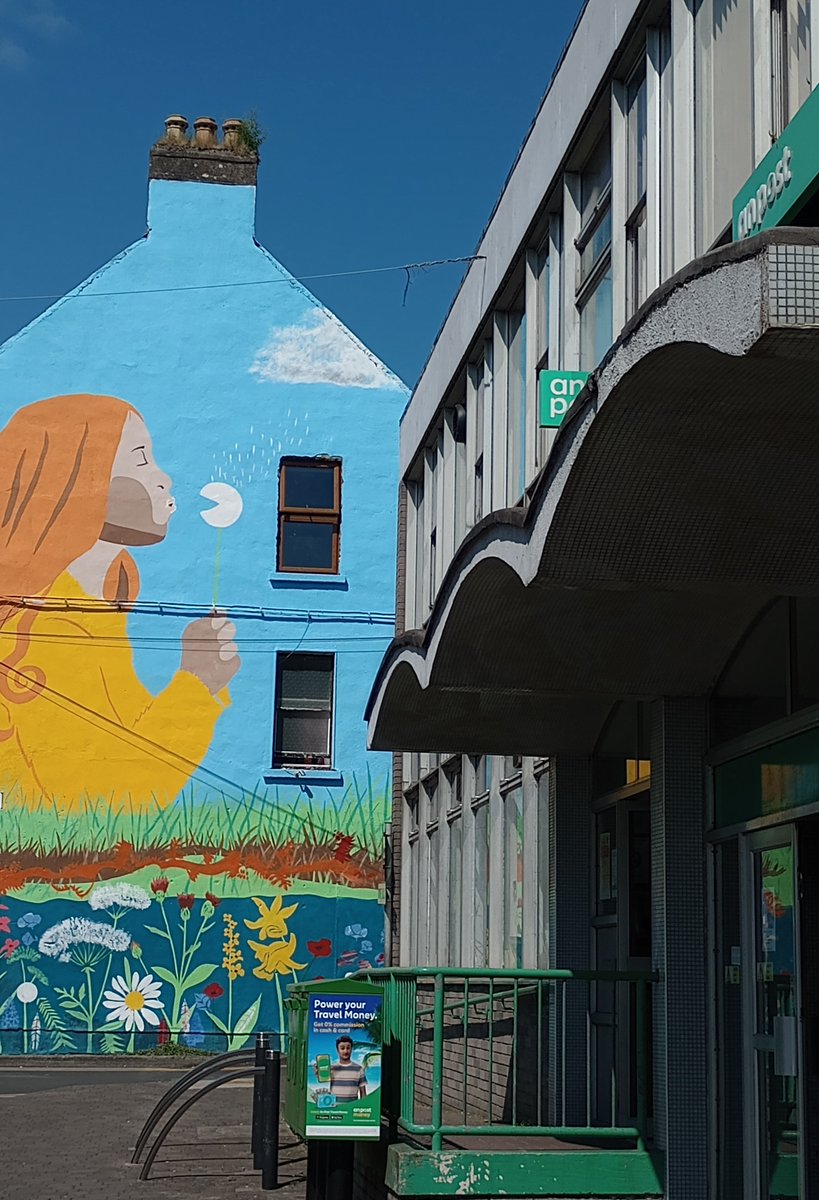 newworkjunction's tweet image. Our near neighbour, the friendliest, hardest working little building in Carlow, reminds me of Havana today. It’s the ideal spot for hack free communications and I spy Deighton Memorial Hall across the estrada too!