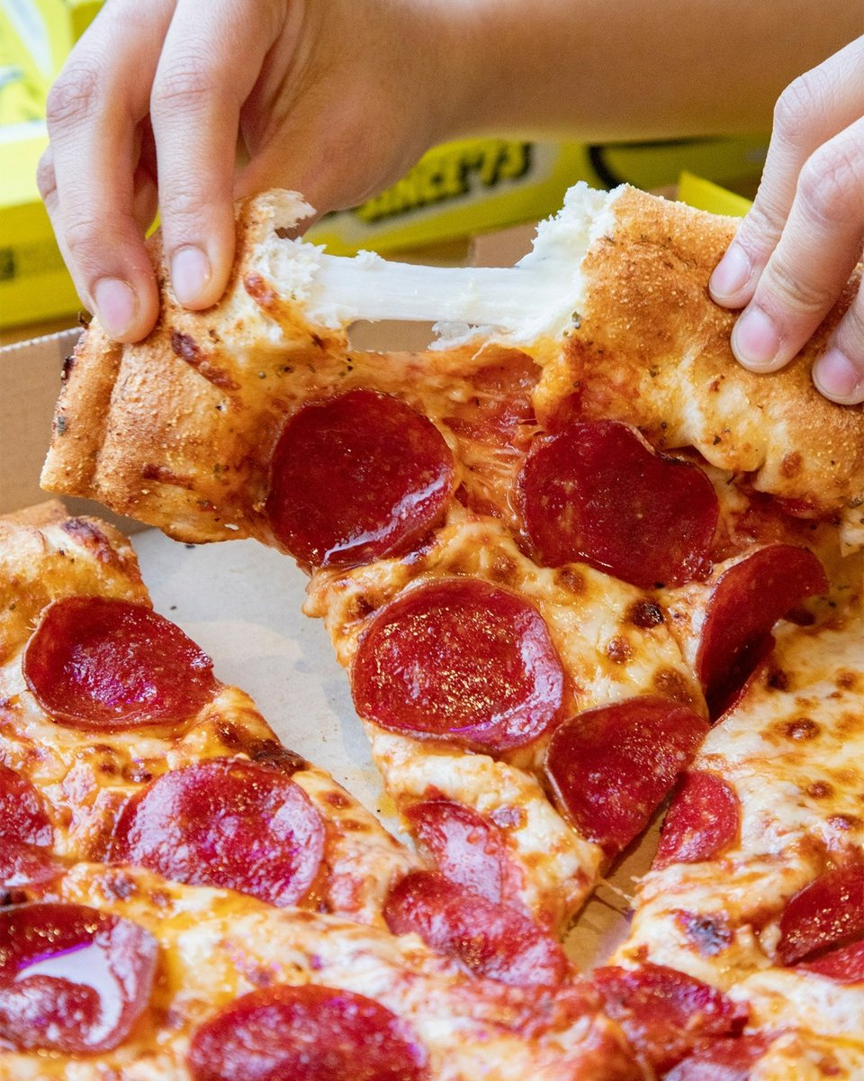 HowiePlantation's tweet image. Say goodbye to the week with a delicious pizza and hello to the weekend! 🍕👋#PizzaLove #FridayFeast #PizzaIsBae #WeekendVibes #HungryHowies