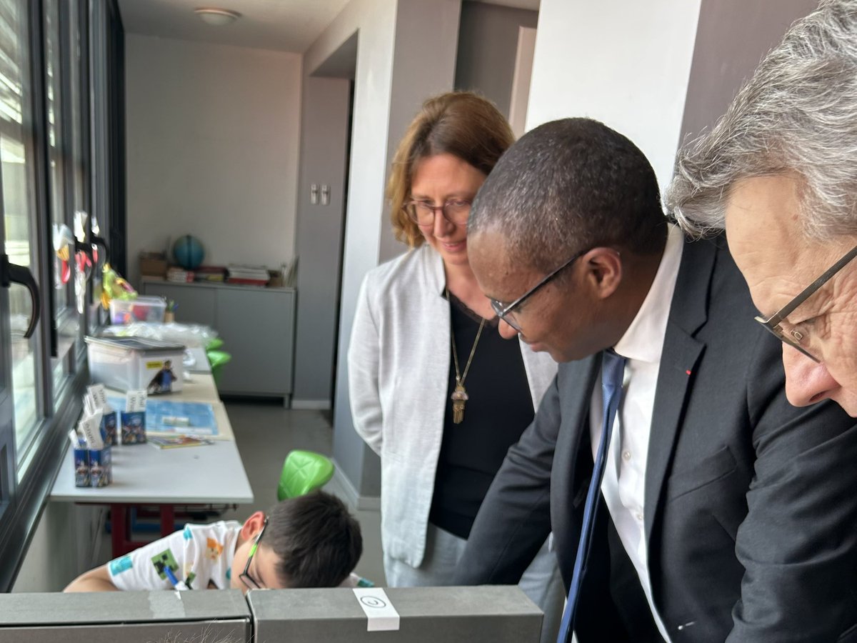 PapNdiaye's tweet photo. À l’école Saint Exupéry à Volstroff, toute l’équipe éducative se mobilise pour favoriser l’acquisition des savoirs fondamentaux autrement : maths au jardin, festival de théâtre… Des projets qui peuvent désormais être financés par le fonds d’innovation pédagogique avec le CNR. https://t.co/wDoSFsoBNJ