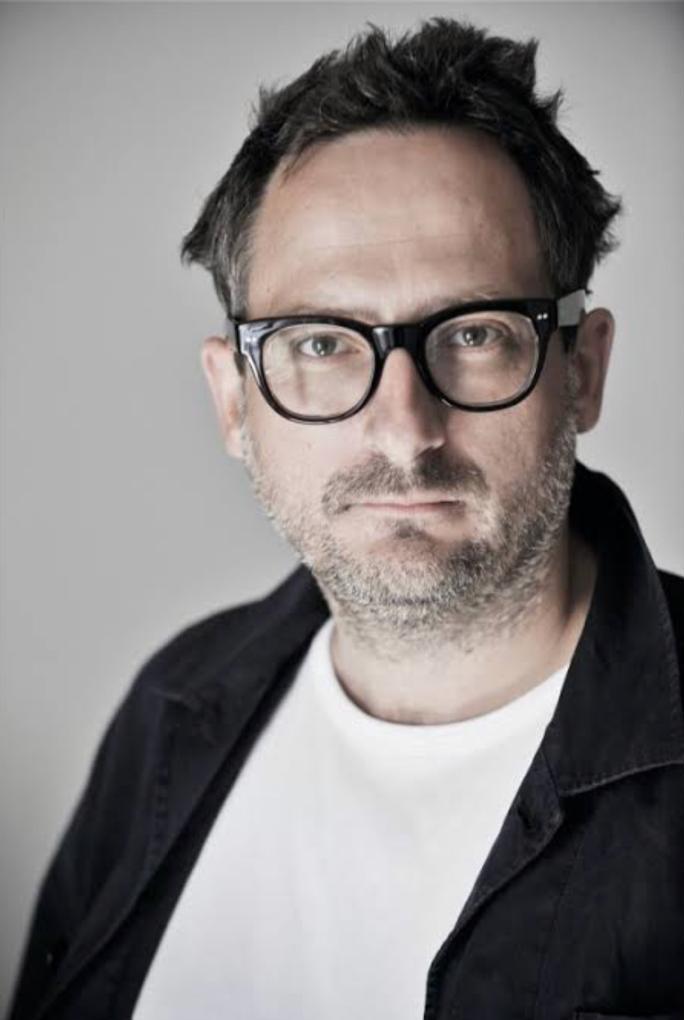 Playwright Roland Schimmelpfennig wins the prize at Stücke-Mülheimer Theatertage

A reinterpretation of the fairy tale (The Little Mermaid) by Hans Christain Anderson

After Tin Soldier and Paper Ballerina this is his second children's play

One of my fav-most living playwright