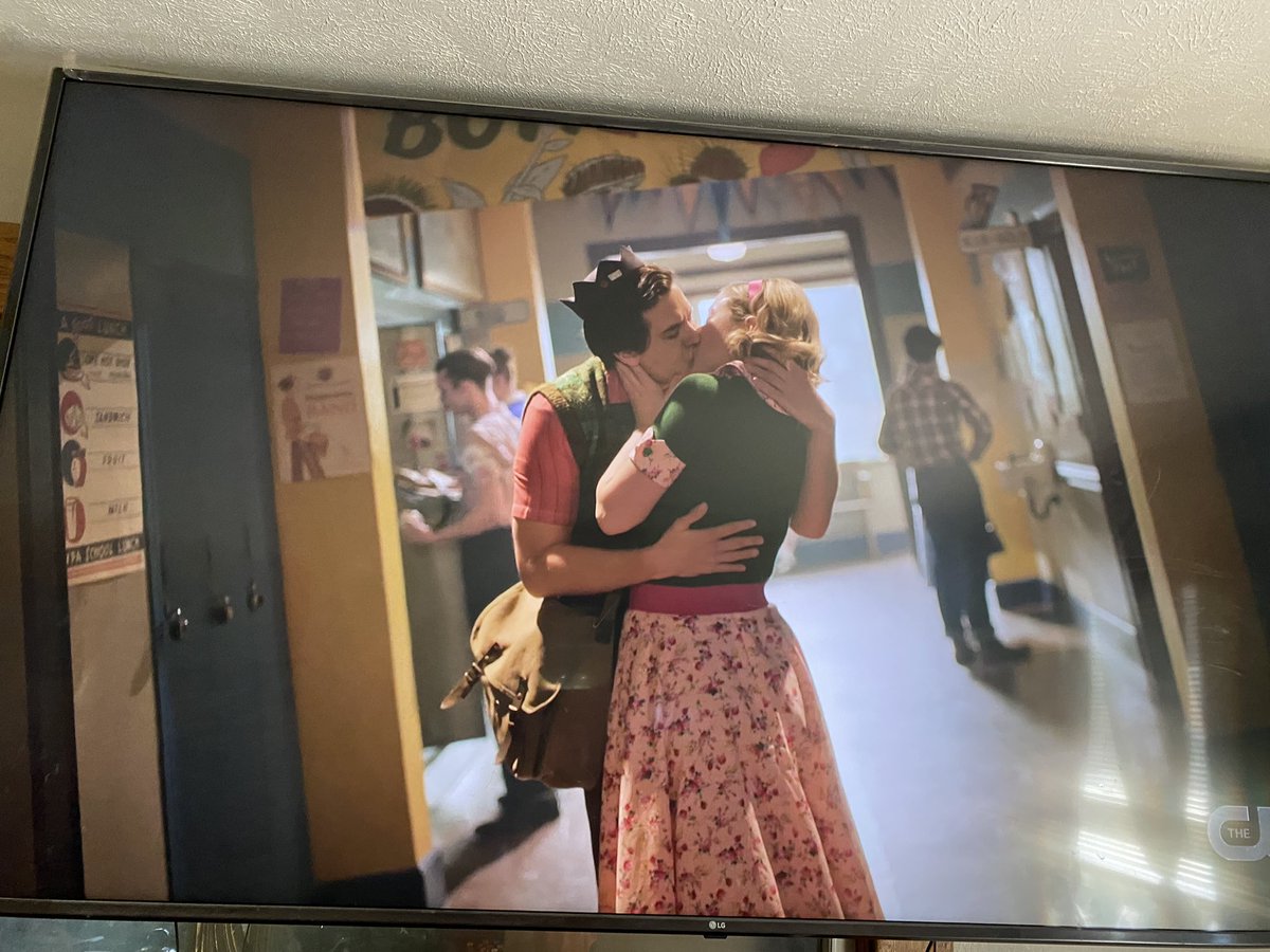 AmandaR2582110's tweet photo. Perfect moment!!!! πππ#Bughead #bugheadforever #Betty #Jughead #Riverdale ππππππ https://t.co/qahFpQ1F4O