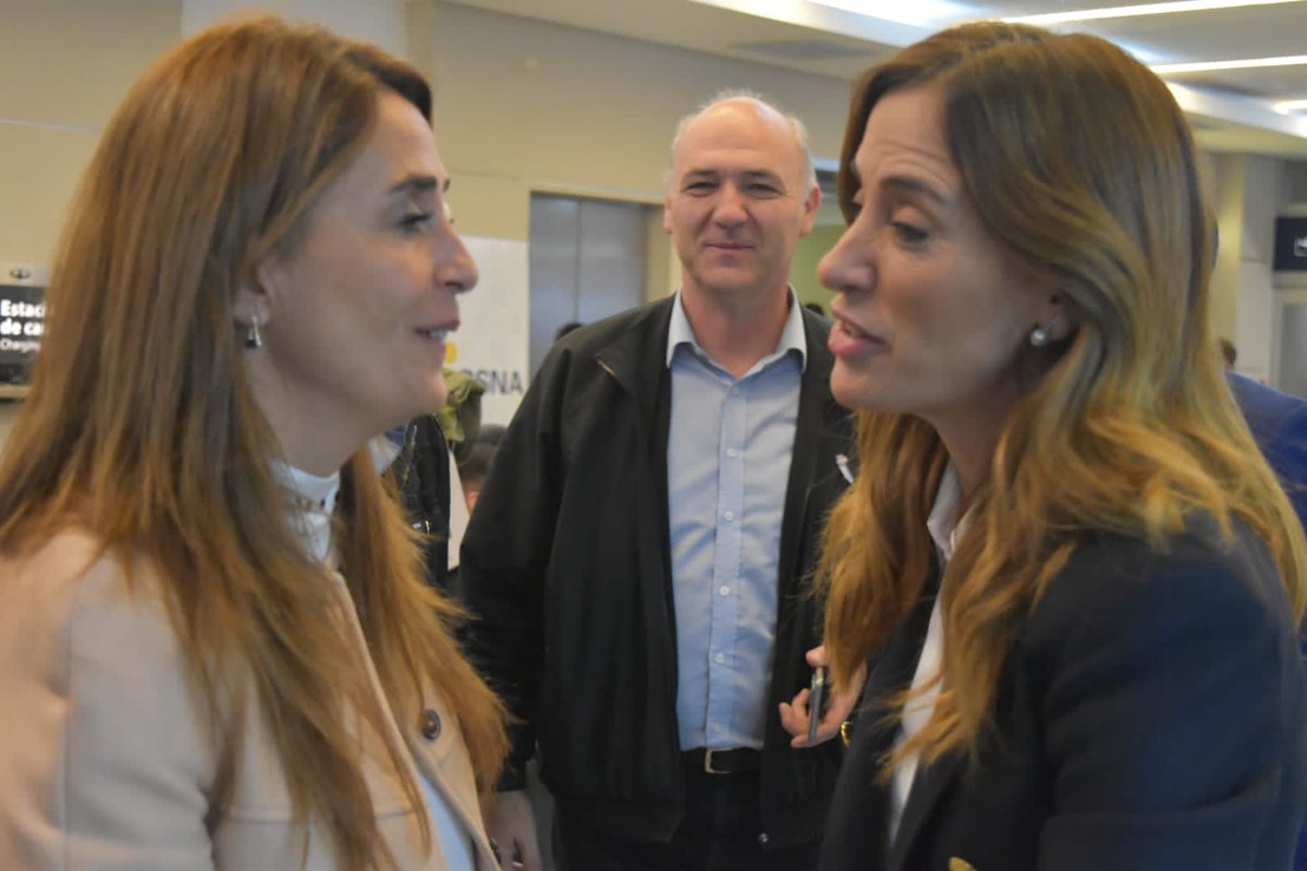 grcarmonac's tweet photo. ¡Bienvenida Victoria!  

Recibimos junto a @MHinojosaMza y @PrensaLacoste , a la Ministra de Desarrollo Social @vtolosapaz. https://t.co/N5PfC9yRe2