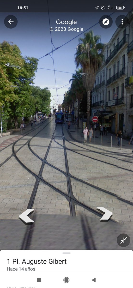 si_al_tren's tweet photo. Seguimos de tour por 🇪🇺 y toca Montpellier 🇫🇷 donde el malvado tranvía parte 60.5 km de la ciudad, cosa que impide más de 200 mil personas al día utilicen los maravillosos y super sostenibles coches 🚗✨. Para más inri desde 1839 el malvado tren y su estación separan la ciudad 😳 https://t.co/nyGJB98qnK