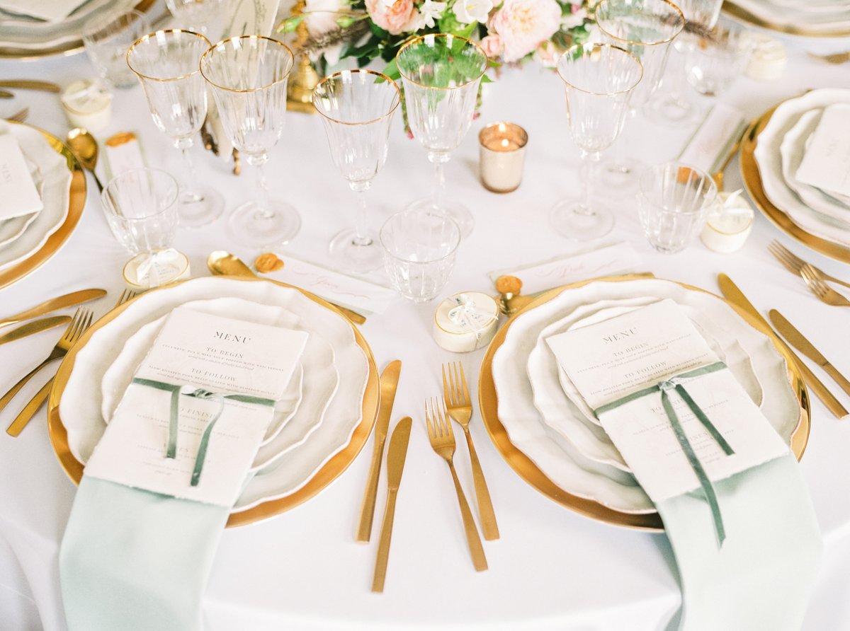 jess_grimshaw's tweet photo. Tablescapes - If space and budget allows, I'm all for maximalism on a table in terms of upgraded glassware, a striking charger plate, elegant cutlery and of course, lovely linen. It's not necessary to have all these items to have a beautiful wedding, but it certainly creates a wo https://t.co/2cPfvvVUGd