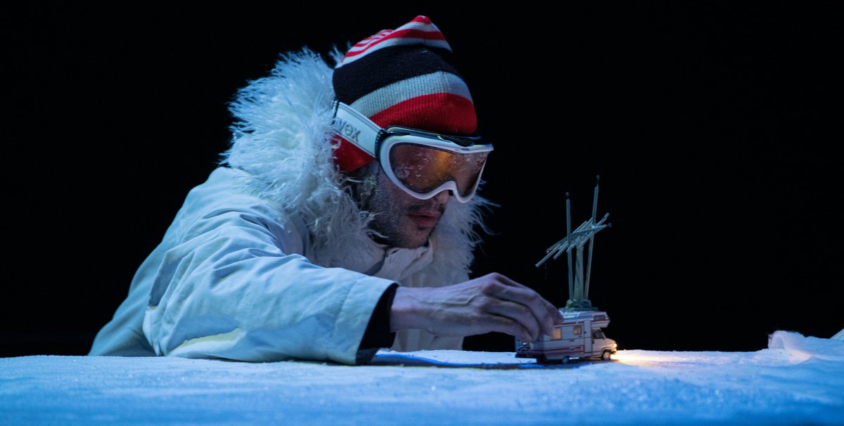 AgendaLisboa's tweet image. Estreia hoje, no São Luiz Teatro Municipal, #DIMANCHE, um espetáculo apocalíptico com objetos, marionetas hiper-realistas, atores e vídeo, cheio de humor, sobre os seres humanos surpreendidos pelas forças incontroláveis da natureza. 
agendalx.pt/events/event/d…
#FIMFALx23