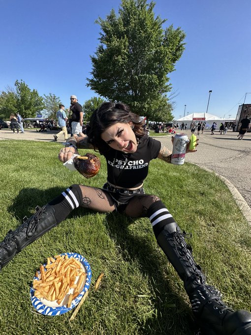 haven&rsquo;t posted a wholesome photo on twitter in a while. i got a turkey leg just so everyone knows https://t