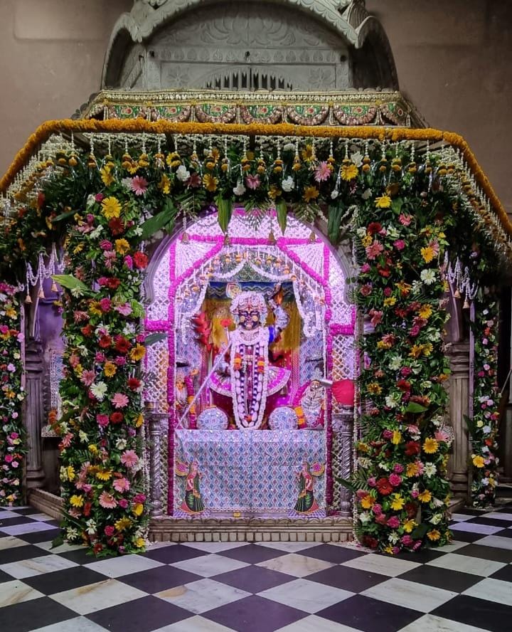 आज के श्रृंगार दर्शन श्री श्रीनाथजी के पुंछरी का लोटा गोवर्धन धाम राजस्थान से 🙏🏻

#TempleConnect #Shrinathji #Rajasthan #Krishna #HinduTemple #TemplesofIndia #ITCX2023 #Worship #Culture #tradition 
templeconnect.com
Your Devotional Connect Online