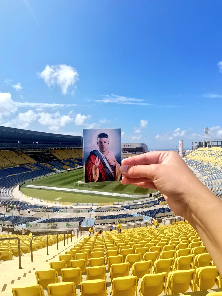 neregp94's tweet photo. San Pedro Quevedo bendiciendo el Estadio Gran Canaria 🙏🏽💛💙 https://t.co/2g8zfzgBgD