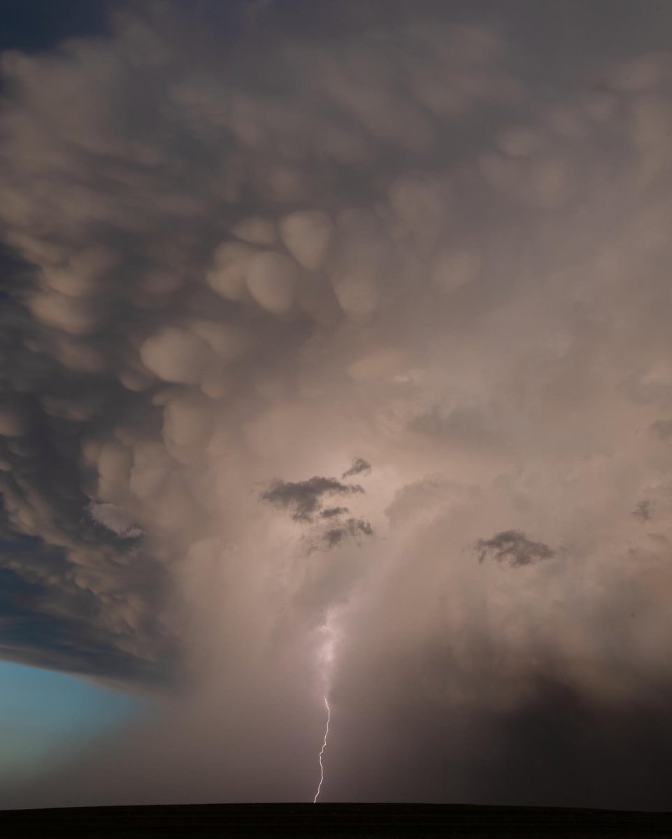 Mammatus #clouds paired nicely with some #lightning bolts in Saint Francis, #Kansas by @TravisNickey. Taken on May 16, 2023 ⚡ Follow @xwxclub for more #storms from around the world

#kswx @spann @JimCantore @ReedTimmerAccu @MikeOlbinski @StormHour @ThePhotoHour @StormHourMark