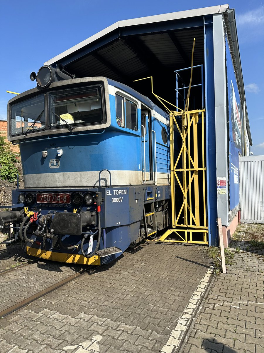 azd_praha's tweet image. Právě jsme dokončili s Ferrivia, MSV elektronika a CZ LOKO první prototypovou zástavbu OBU ETCS Auriga CAF (mobilní část ETCS) do lokomotivy řady 750.7 zákazníka České Dráhy. Následovat bude u této lokomotivy oživení + testy ETCS a zástavba do dalších 17 Brejlovců ČD. #AZD #ETCS