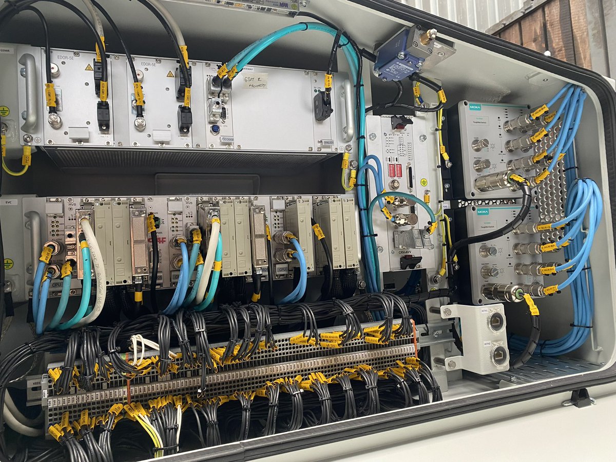 azd_praha's tweet image. Právě jsme dokončili s Ferrivia, MSV elektronika a CZ LOKO první prototypovou zástavbu OBU ETCS Auriga CAF (mobilní část ETCS) do lokomotivy řady 750.7 zákazníka České Dráhy. Následovat bude u této lokomotivy oživení + testy ETCS a zástavba do dalších 17 Brejlovců ČD. #AZD #ETCS