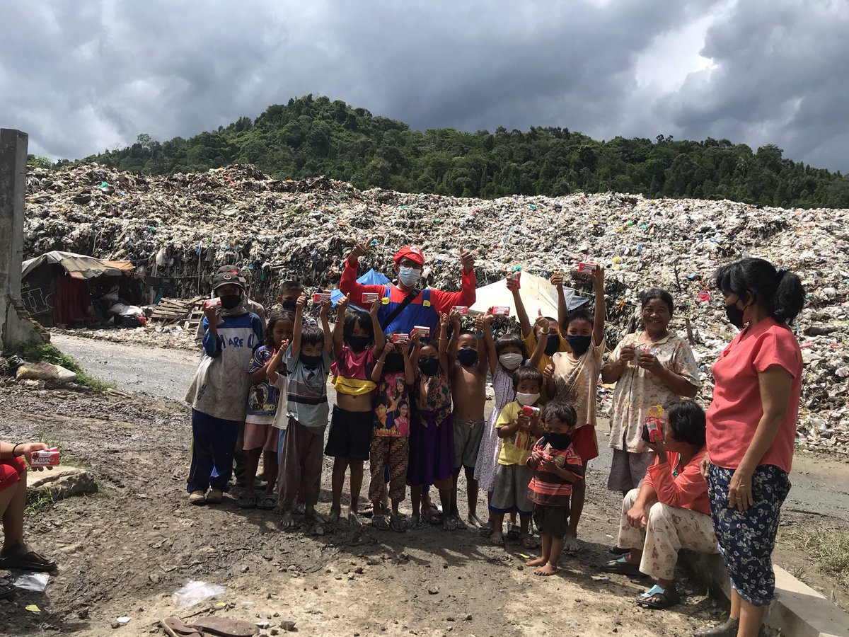 adionooo's tweet photo. dulu anak-anak di TPA ini darurat stunting. yg pertama dilakuin literasi finansial. karna bantuan gak melulu ada. jadi gue pecah penghasilan harian mereka buat nabung &amp; uang buat makan (menu bergizi tapi ekonomis). dan gue yg sales punya temen toko grosir. murah deh telornya 😁 https://t.co/ha3BuJVsSG