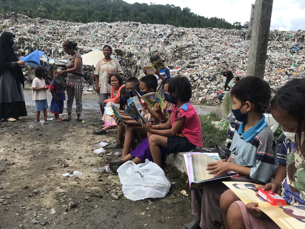 adionooo's tweet photo. dulu anak-anak di TPA ini darurat stunting. yg pertama dilakuin literasi finansial. karna bantuan gak melulu ada. jadi gue pecah penghasilan harian mereka buat nabung &amp; uang buat makan (menu bergizi tapi ekonomis). dan gue yg sales punya temen toko grosir. murah deh telornya 😁 https://t.co/ha3BuJVsSG