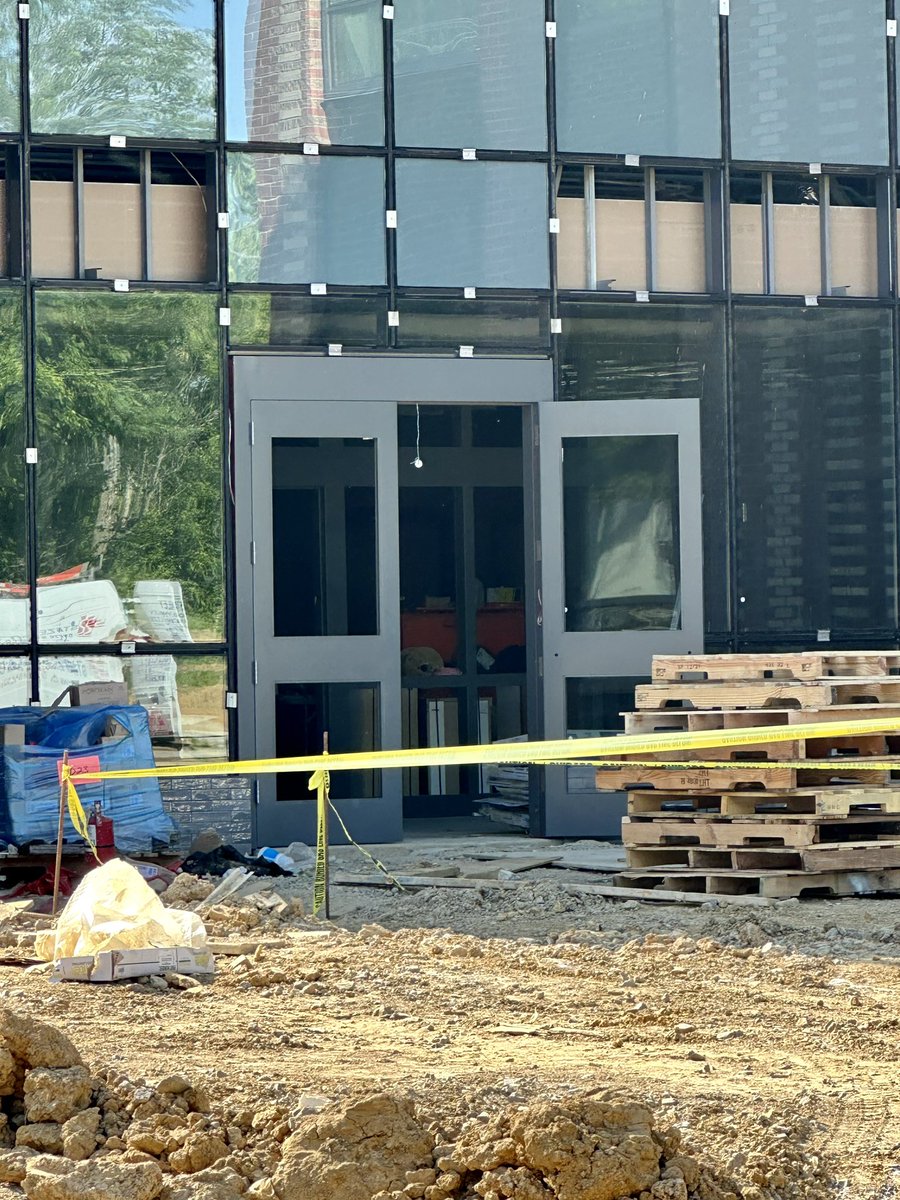 KaraJo_Ammerman's tweet photo. @EchoTrailMiddle Facility Friday Update 🚨1)Entrance to the gym 2)Entrance to the main office 3) Inside the main doors 4)View from the 2nd floor 👇🏼🧵#ExpectgreaTness https://t.co/tzXBGbS8fT