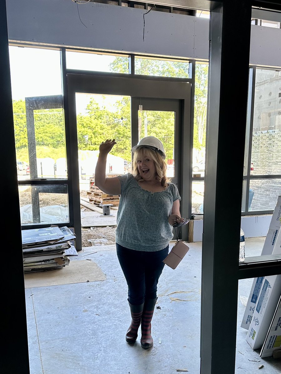 KaraJo_Ammerman's tweet photo. @EchoTrailMiddle Facility Friday Update 🚨1)Entrance to the gym 2)Entrance to the main office 3) Inside the main doors 4)View from the 2nd floor 👇🏼🧵#ExpectgreaTness https://t.co/tzXBGbS8fT