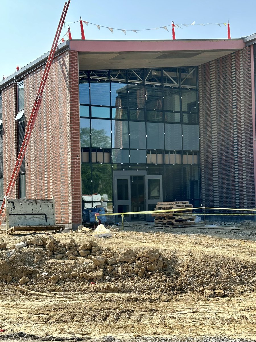 KaraJo_Ammerman's tweet photo. @EchoTrailMiddle Facility Friday Update 🚨1)Entrance to the gym 2)Entrance to the main office 3) Inside the main doors 4)View from the 2nd floor 👇🏼🧵#ExpectgreaTness https://t.co/tzXBGbS8fT