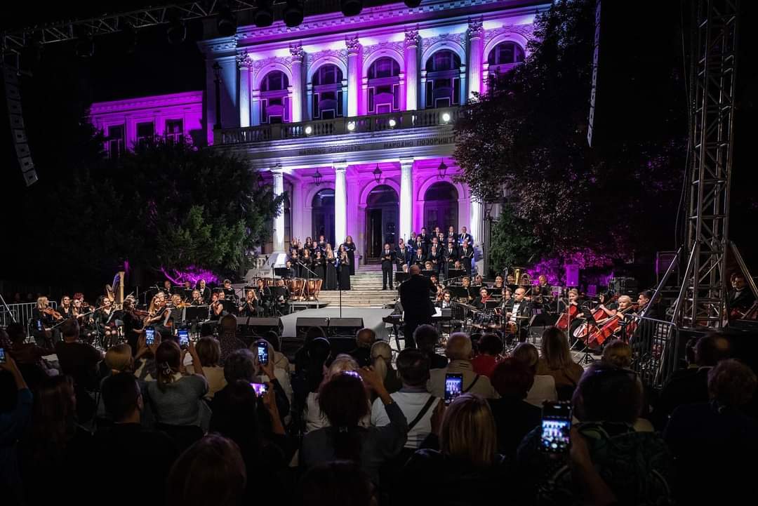 nihaduk's tweet photo. Građani Sarajeva, turisti i posjetitelji narednih mjeseci imat će priliku uživati u kvalitetnim programima, koji nisu uobičajeni da se izvode na javnim prostorima, a sva dešavanja će biti besplatna za posjetioce. Projekat "Kultura na ulice" jučer podržan od strane @vladaks_ https://t.co/22mGRRG8bT