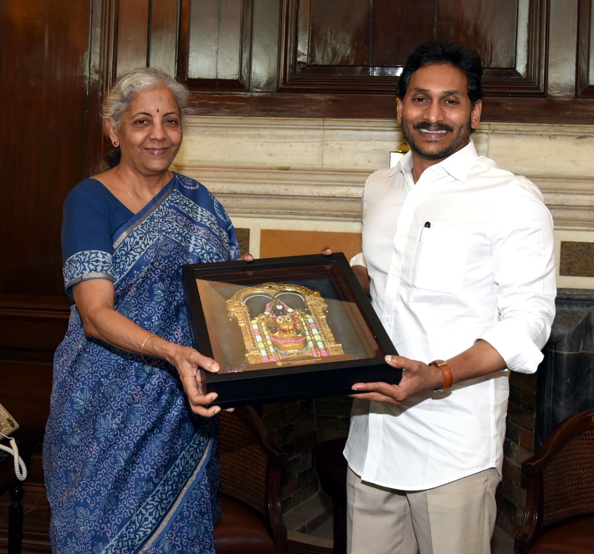 YSRCPSM_'s tweet photo. కేంద్ర ఆర్థిక మంత్రి నిర్మలా సీతారామన్‌తో సీఎం  జగన్‌ భేటీ
@ysjagan 
#CMYSJagan #YSJagan  #YSRCP https://t.co/OMMaPXHe9i