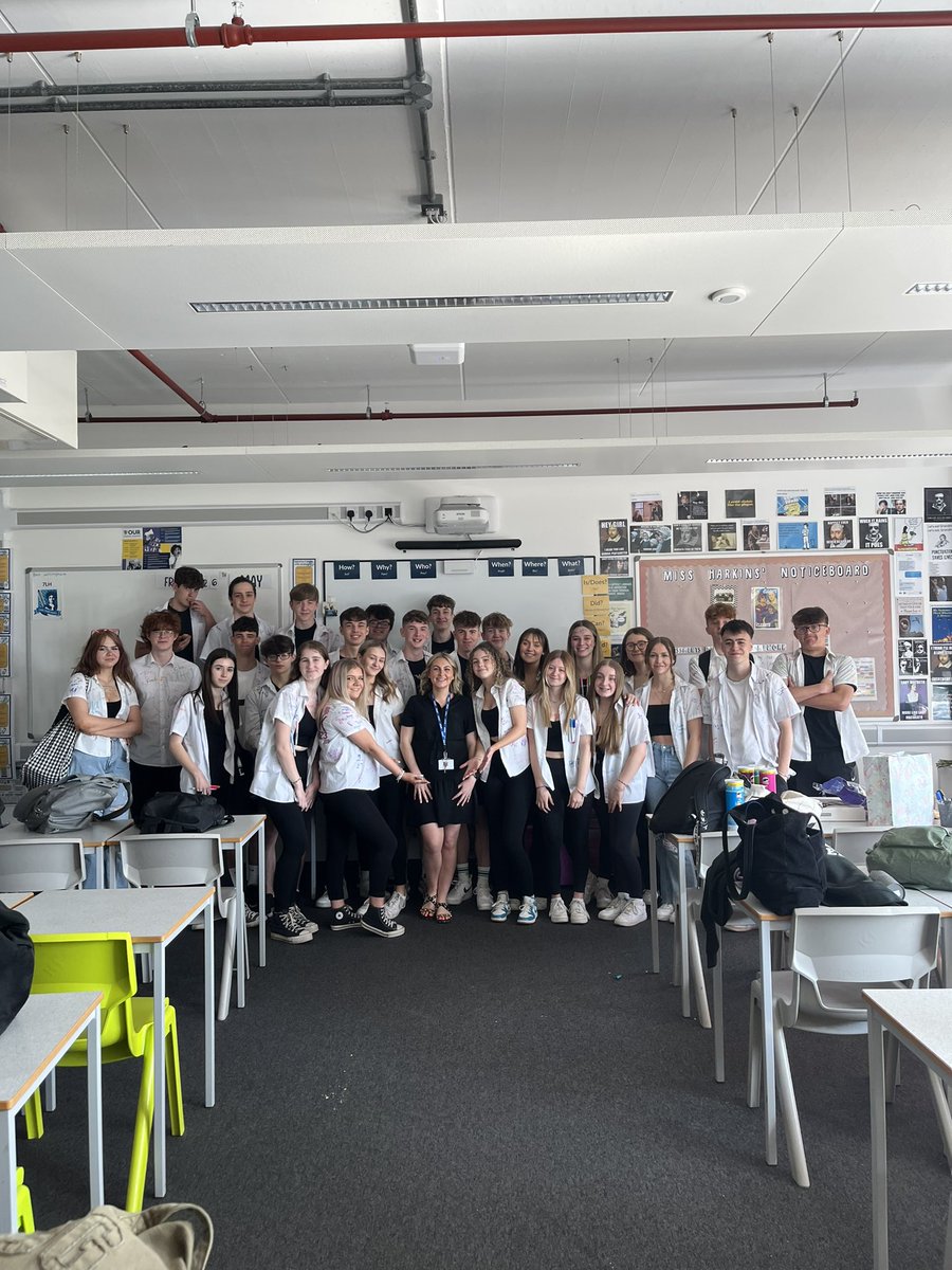 I haven’t been the best on here, recently! So here’s a picture to mark the occasion - 11x1 and a pregnant me🤪 Thank you, 11x1, for the best 3 years. I’ve loved every single minute of teaching you and you’re all wonderful humans. I’m going to miss you so much🤍