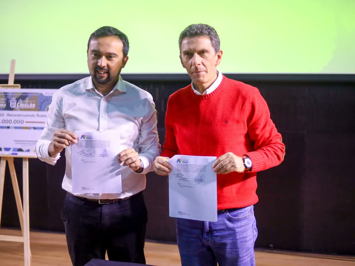 ccmch_'s tweet photo. 📸Ceremonia de firma de convenio entre la Corporación Cultural Municipal de Chillán y el Gobierno Regional de Ñuble.
🔸Por segundo año consecutivo esta alianza permitirá seguir fortaleciendo el arte y la cultura de la región de Ñuble.
#TMCh #CCMCh #goreñuble #Ñuble #Chillán https://t.co/41fyzKUhlz