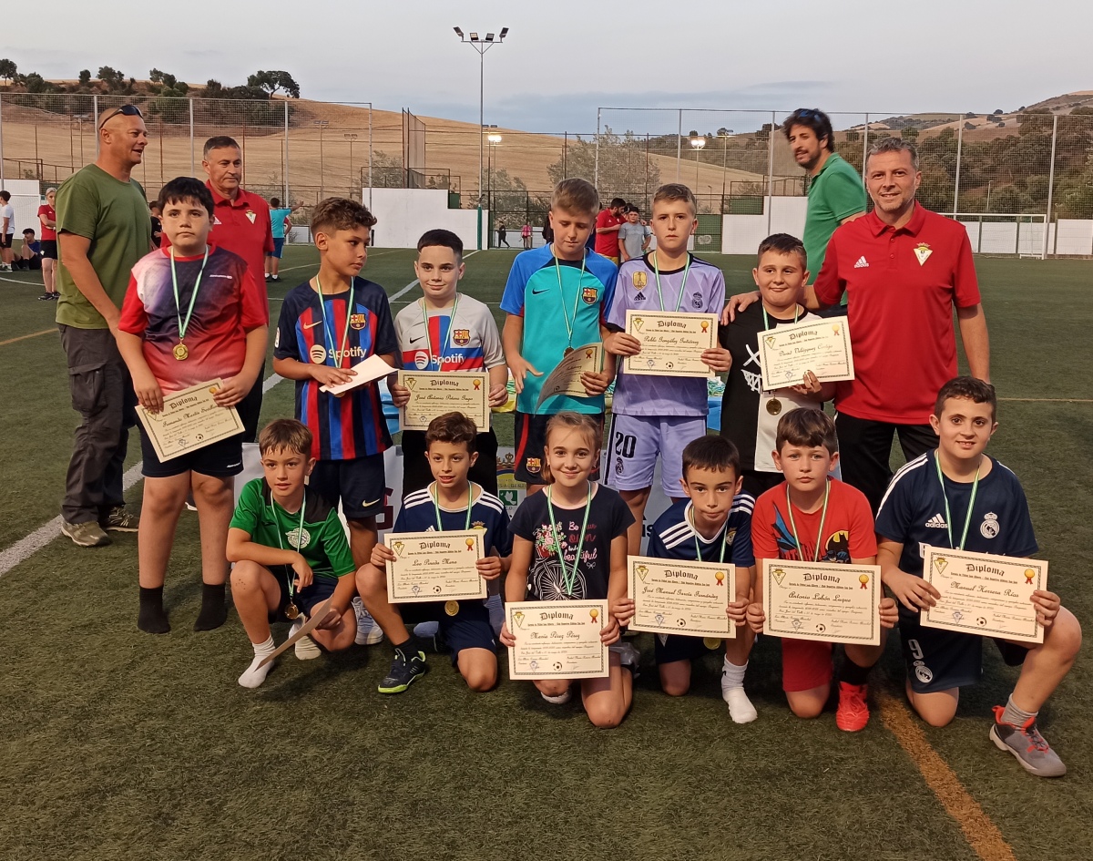 Fiesta fin de temporada de la Escuela de Fútbol Luis Alberto/C.D.
BENJAMINES
Leo Pineda Mena fue el elegido como el mejor COMPAÑERO
#nodejesdesoñar #futbol #diversion #Integracion #inclusivo #valores #deportividad #compañerismo #juegolimpio #respeto #educacioninfantil