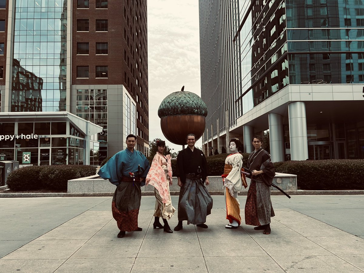 chonmagesuperrr's tweet photo. ノースカロライナのローリーにて！
開会式前に少し撮影して来ました✨
どんぐりはローリーのシンボルらしいです。

こちらは午前11時過ぎ！
風が気持ちいいです(^^)

#Animazement2023 https://t.co/xZmSb4AV7F