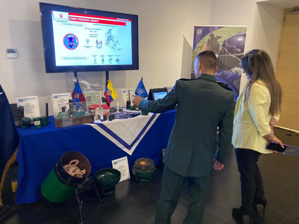 COL_EJERCITO's tweet photo. Con el liderazgo del Centro Internacional de Desminado se adelanta la 22.ª Conferencia anual de comandantes de los Centros de Formación y Educación de @NATO, contribuyendo a la formación académica y al entrenamiento en un campo técnico y táctico de desminado.

#EducaciónMilitar https://t.co/w6qmLokT26