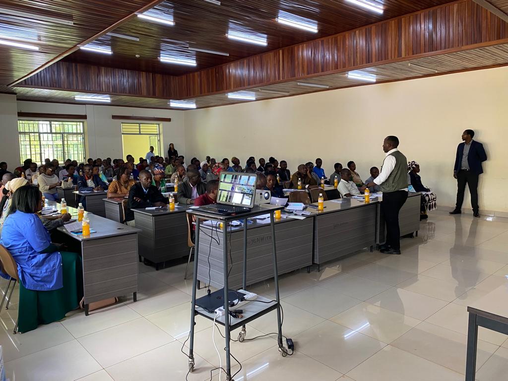 kabutarehospit3's tweet photo. Hamwe na "Innovation For Perfection In Health", ku Bitaro bya Kabutare habereye amahugurwa y'umunsi umwe kuri kanseri yahuje abayobozi b'Ibigo Nderabuzima, abashinzwe ibikorwa by'abajyanama b'Ubuzima, abayobozi b'Abajyanama b'Ubuzima n'abakozi b'ibyo Bitaro, afungurwa na DG. https://t.co/hj911Dqq3h