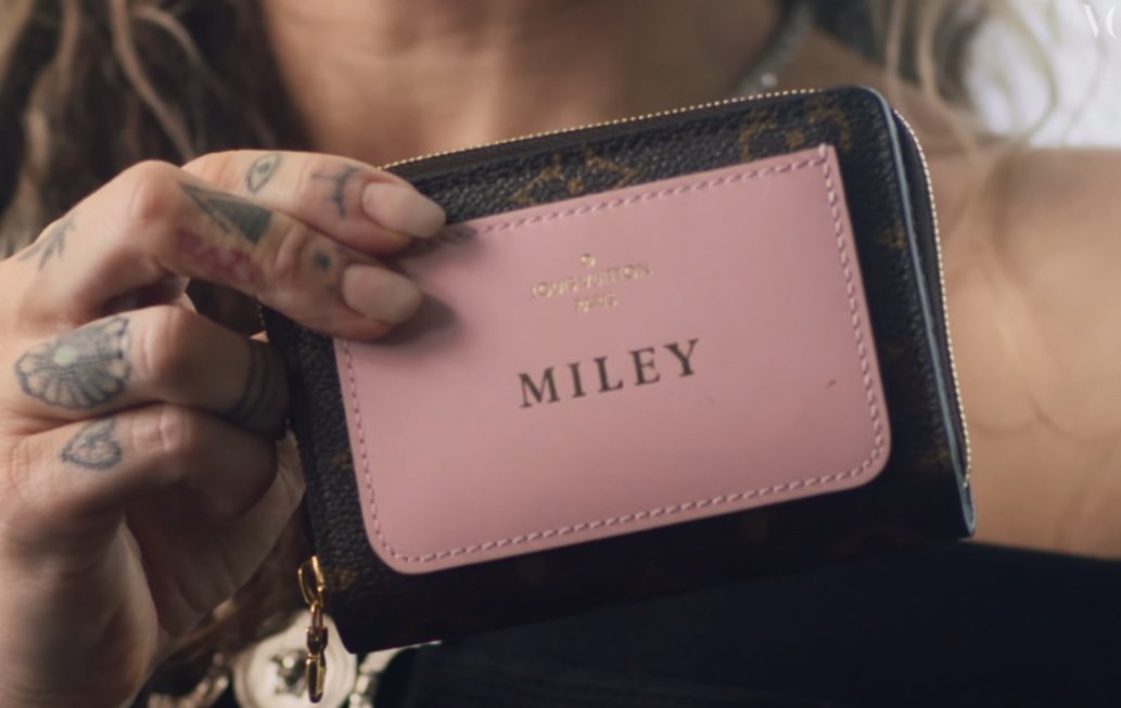 MileyUpdates  Fan Account on X: “in the song says i can buy myself  flowers, so i wanted to buy myself Louie” - Miley Cyrus showing her custom  Louis Vuitton wallet ✨