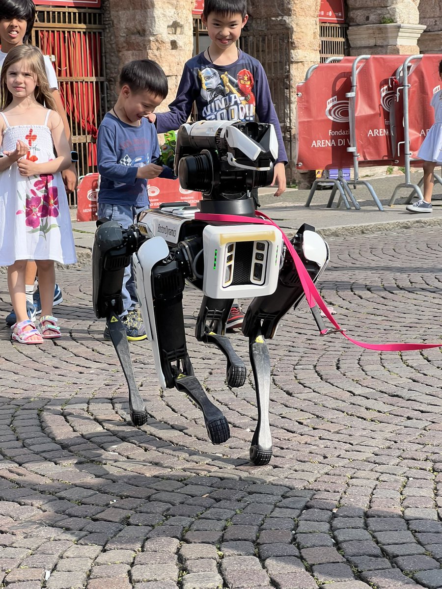 frankfitzek's tweet image. First stop on the road to @IEEEICC in Verona for @TactileInternet with @BostonDynamics #passionforrobotics @dfg_public @deutschetelekom