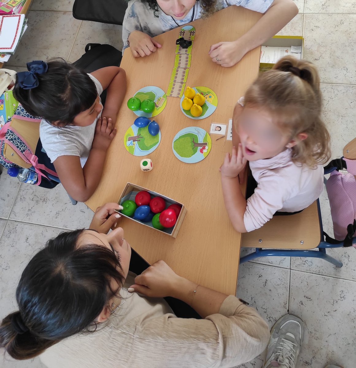AFIM21_alm's tweet photo. Hoy hemos tenido la oportunidad de conocer al alumnado de los centros de La Portilla y Los Lobos!
Gracias al #ProgramaPROA hemos trabajado la competencia lingüística a través de los juegos de mesa y de una manera divertida👏👏👏
#Conectarjugando https://t.co/oE8x9czuir