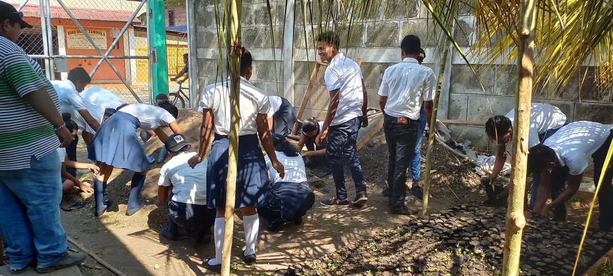 MarenaNicaragua's tweet image. En el marco de la campaña nacional “Verde, que te quiero Verde”, la Delegación Territorial del #MARENA en Bilwi, realizamos llenado de 1,300 bolsas de polietileno con los estudiantes de secundaria #INOS, en el municipio de Waspam, Caribe Norte.

#VerdeQueTeQuieroVerde