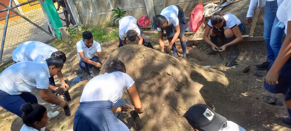 MarenaNicaragua's tweet image. En el marco de la campaña nacional “Verde, que te quiero Verde”, la Delegación Territorial del #MARENA en Bilwi, realizamos llenado de 1,300 bolsas de polietileno con los estudiantes de secundaria #INOS, en el municipio de Waspam, Caribe Norte.

#VerdeQueTeQuieroVerde